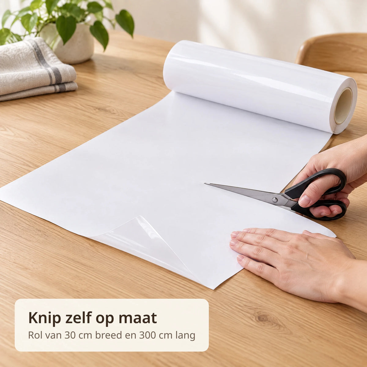 Rol krabbescherming op een eiken tafel wordt met een schaar op maat geknipt