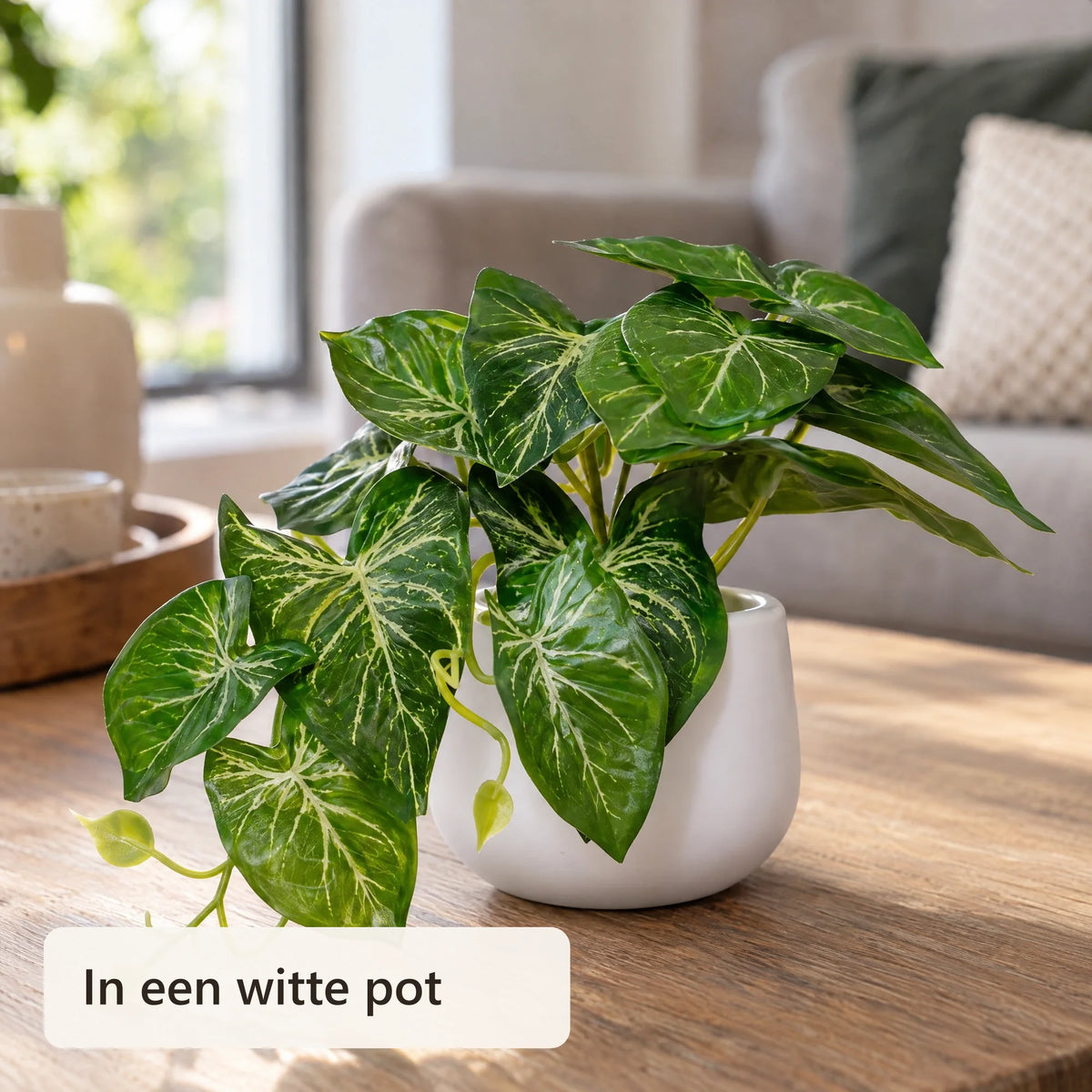 Close-up van een kunstplant in een witte pot