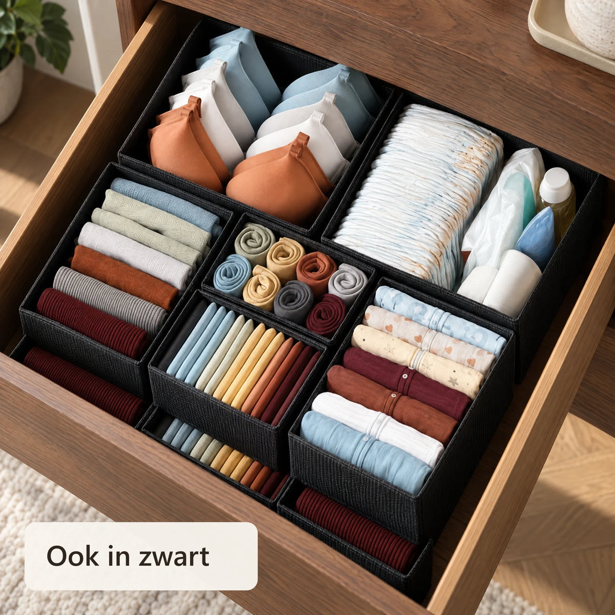 Zwarte lade-organizers met kleding in een lade