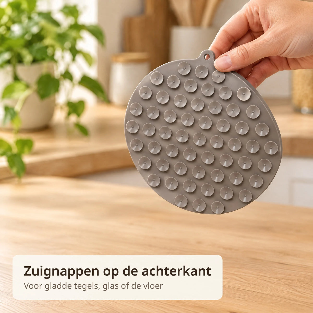 Hand houdt de likmat vast met de achterkant vol zuignappen naar voren