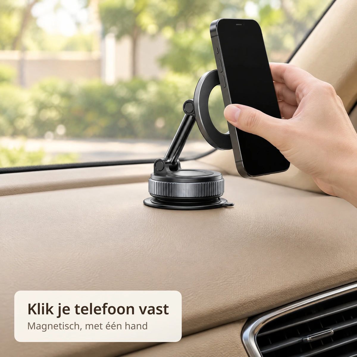 Hand klikt een telefoon vast op de magnetische telefoonhouder op het dashboard