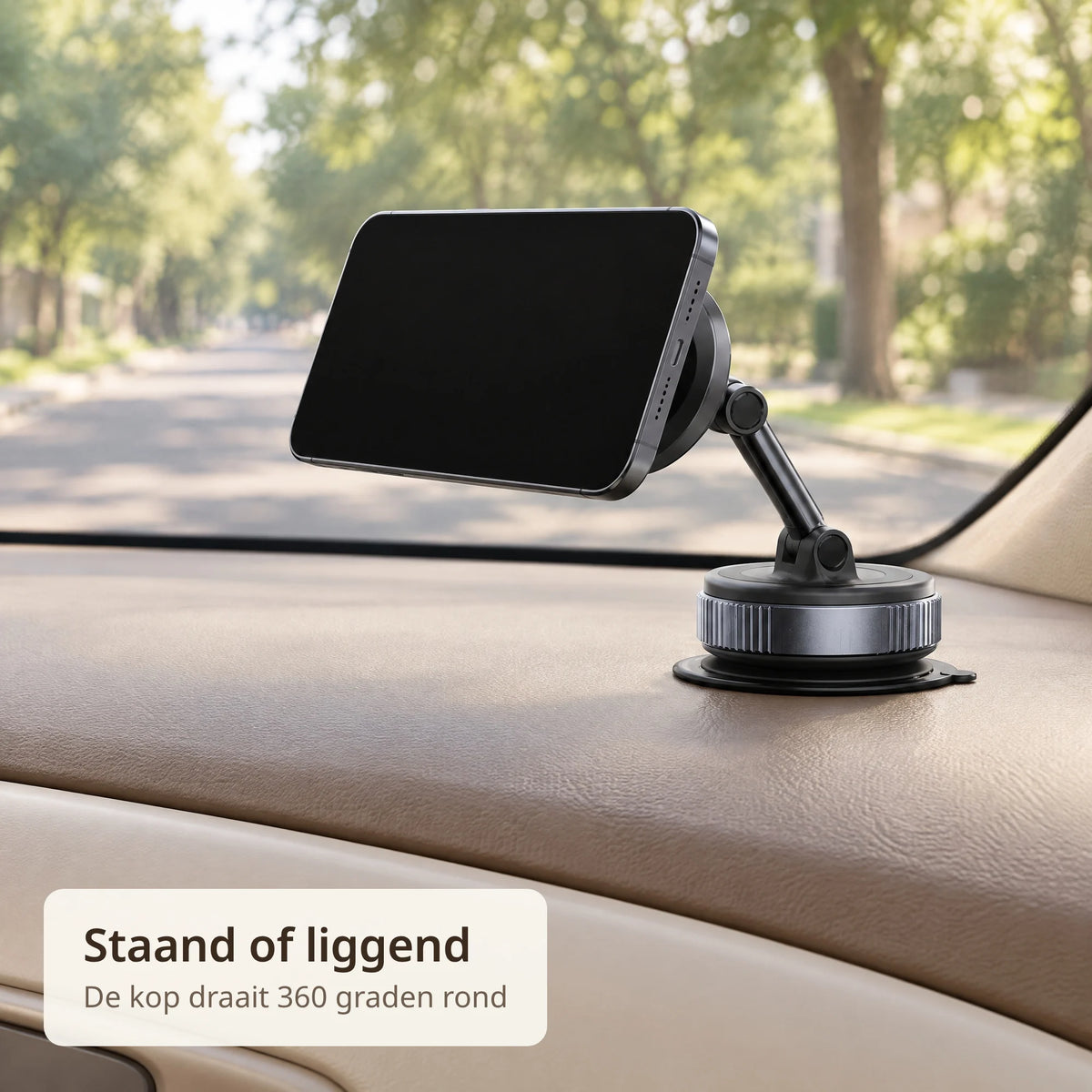 Telefoon hangt liggend aan de magnetische telefoonhouder op het dashboard van een auto