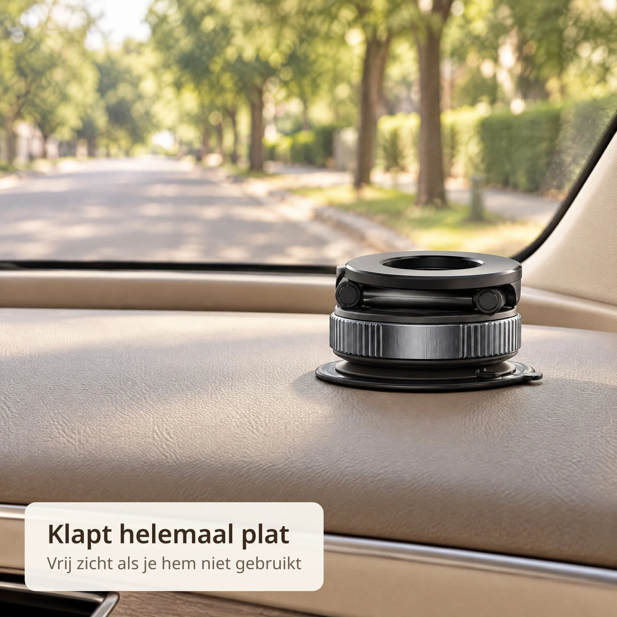 Opgevouwen magnetische telefoonhouder ligt plat op het dashboard met vrij zicht door de voorruit