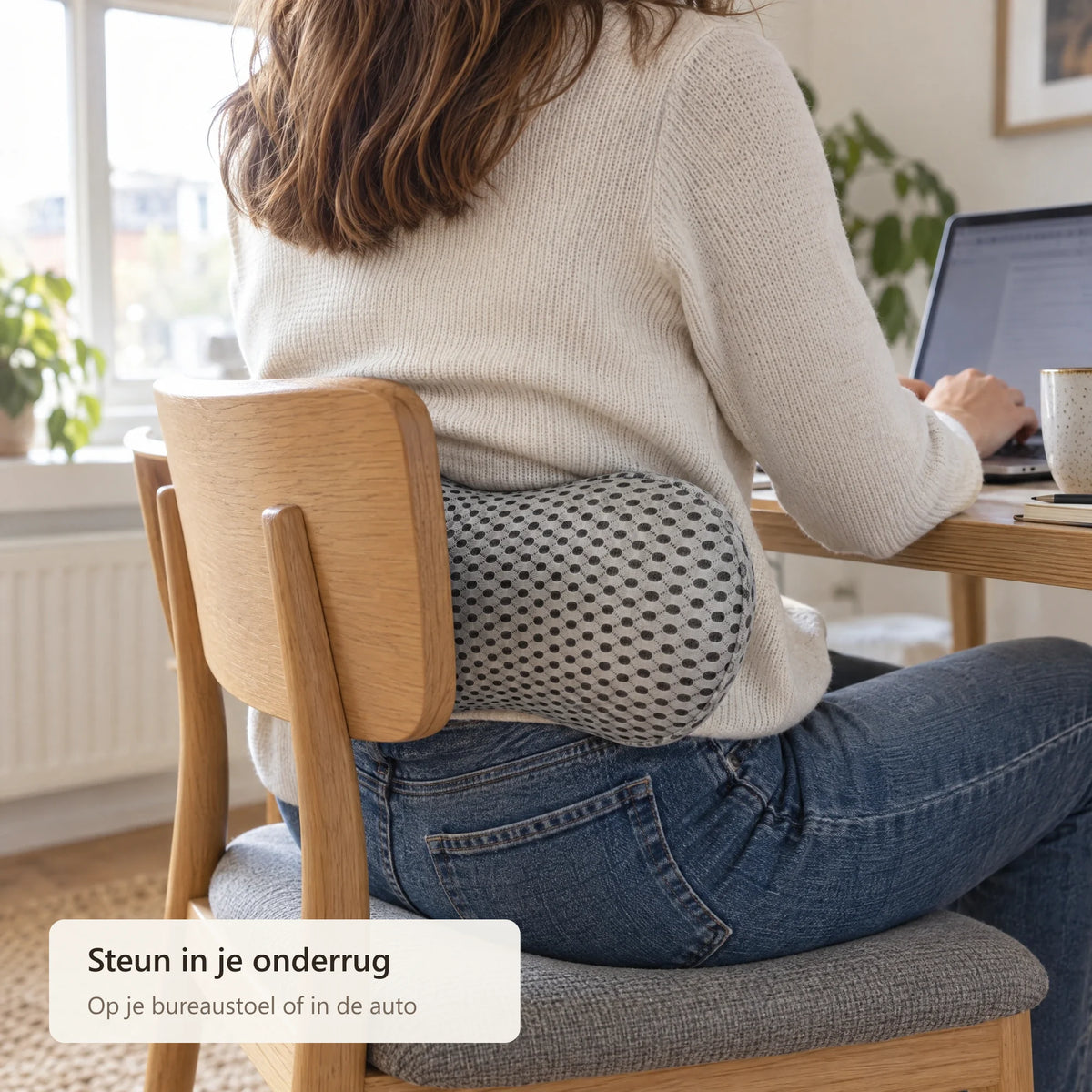 Lendenkussen horizontaal tussen stoelleuning en onderrug aan een bureau
