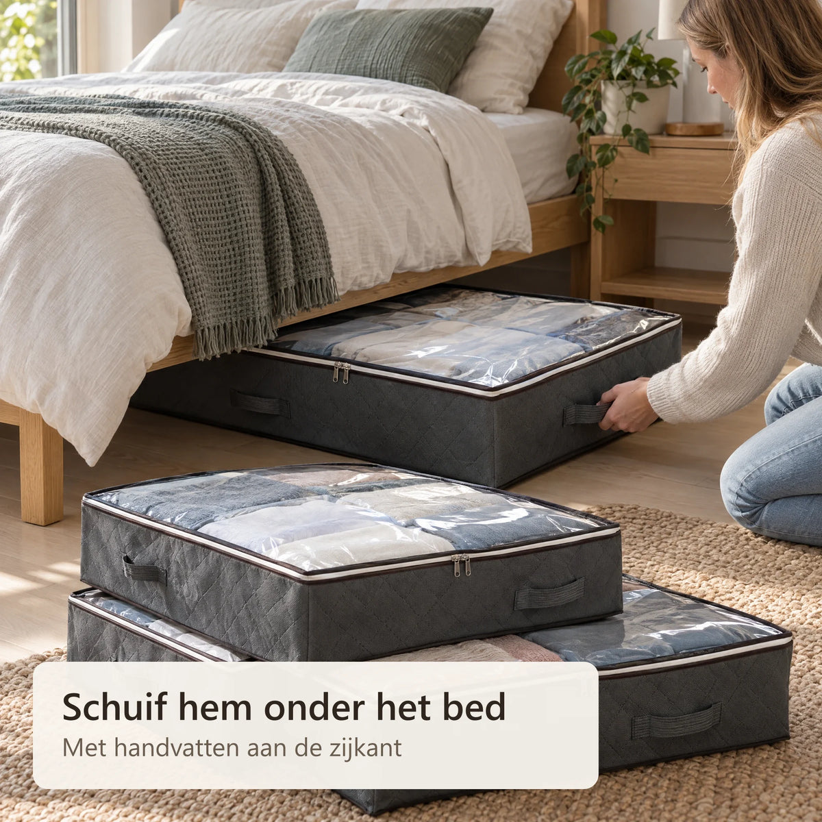 De opbergtas wordt onder het bed geschoven