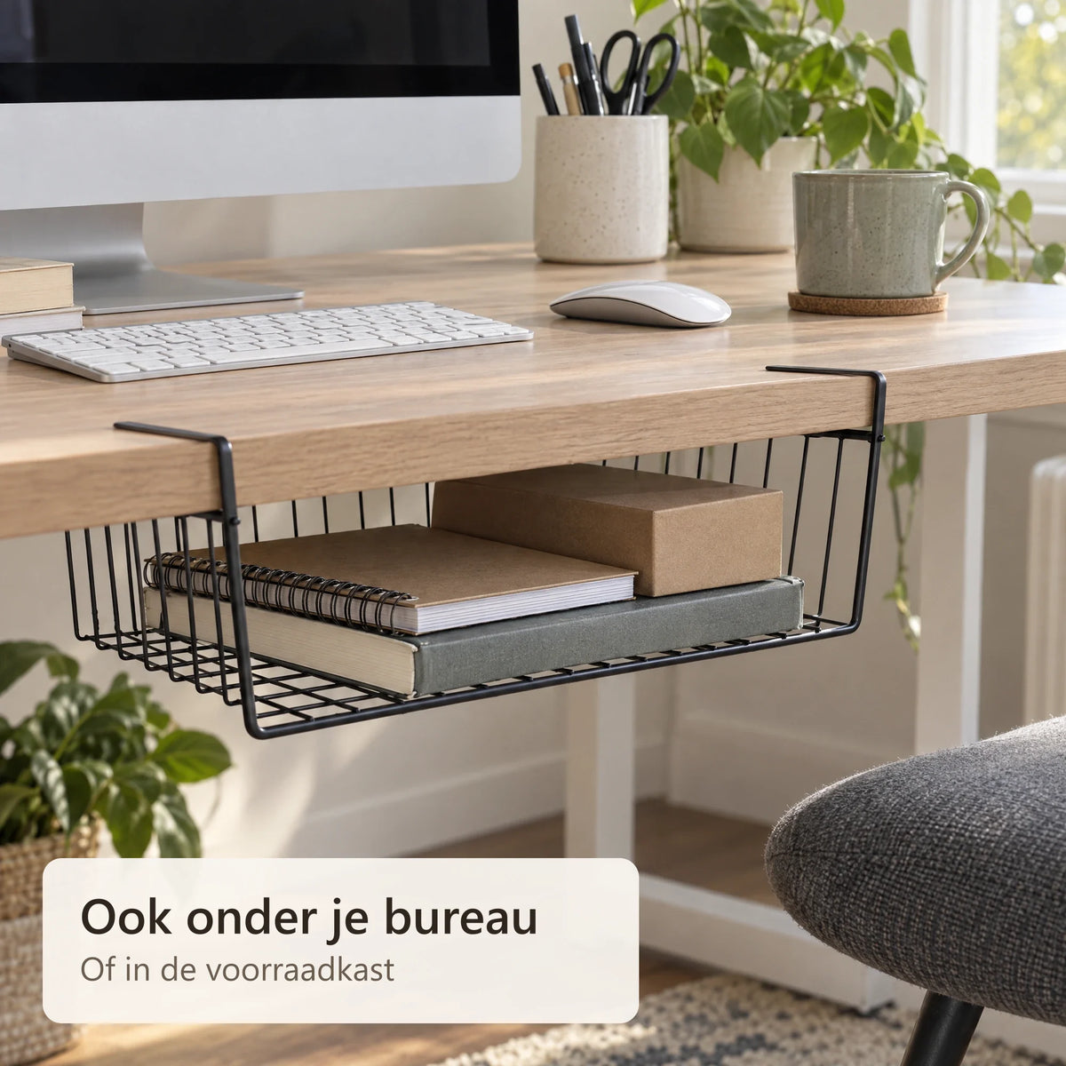 Zwarte hangmand onder een bureau met schriften