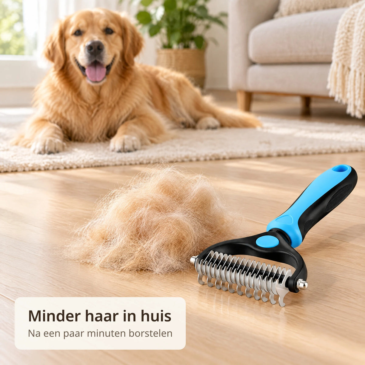 Ondervachtborstel ligt naast een hoopje uitgeborstelde hondenharen op een houten vloer, hond ligt op de achtergrond