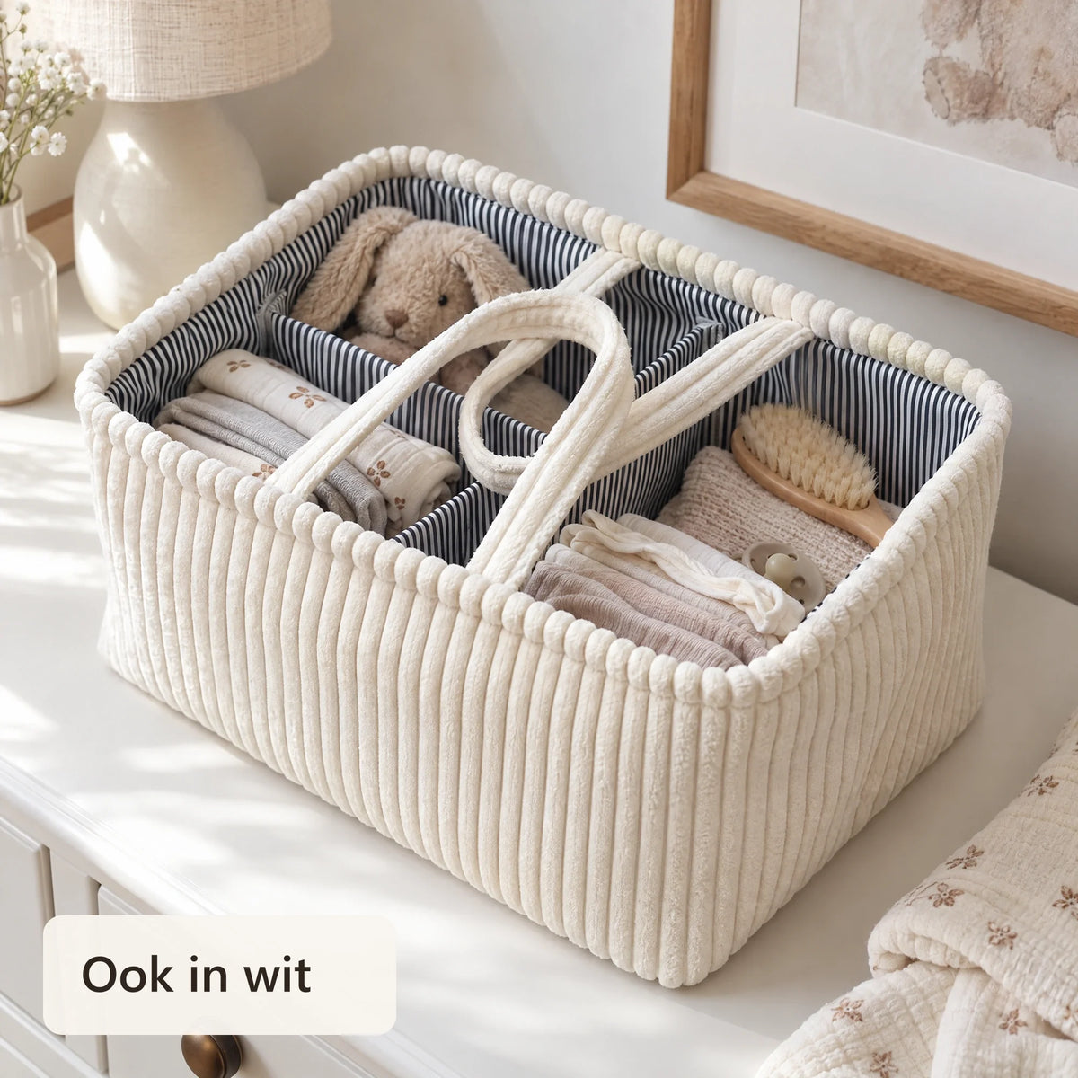 Witte opbergmand met vakken op een commode