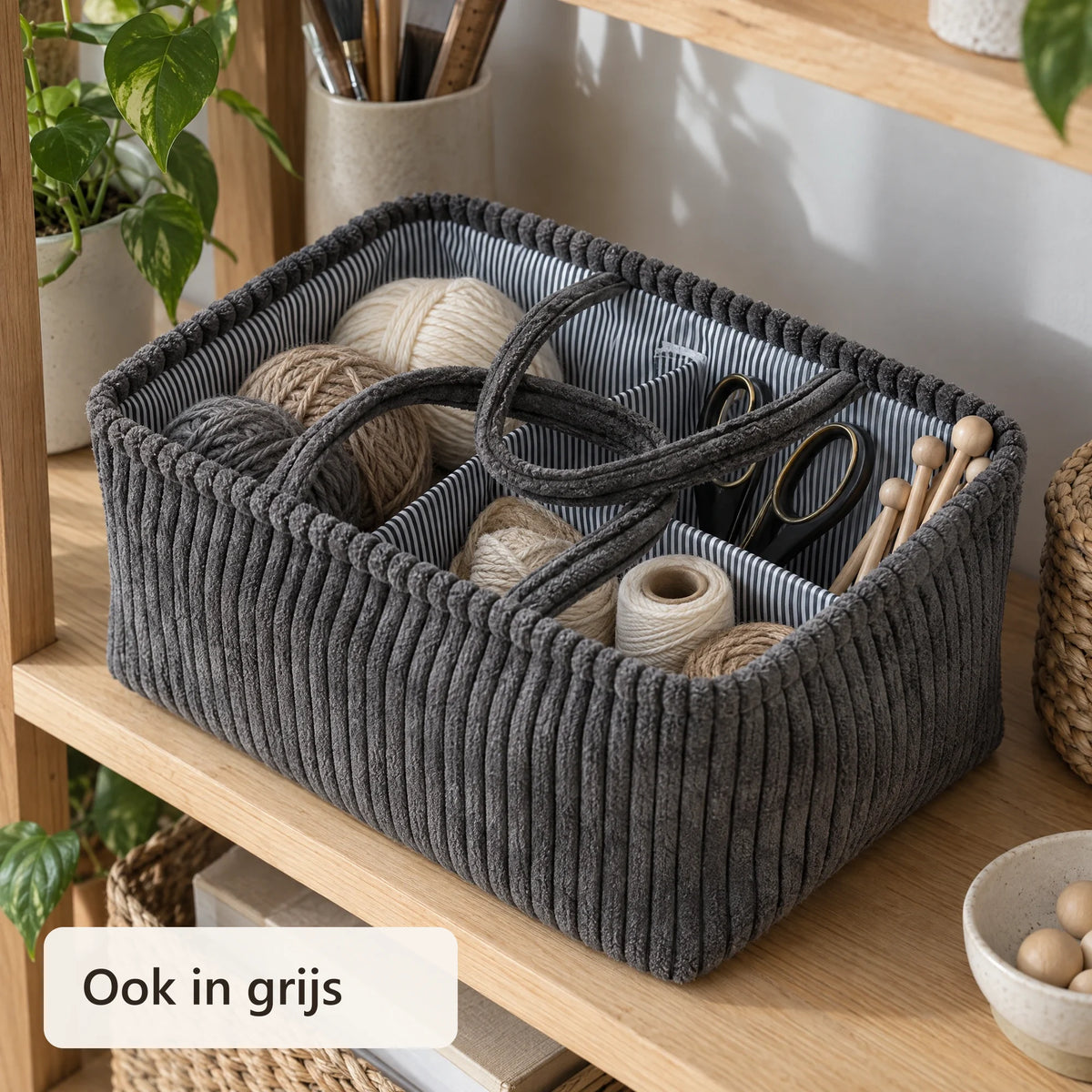 Grijze opbergmand met vakken op een houten plank