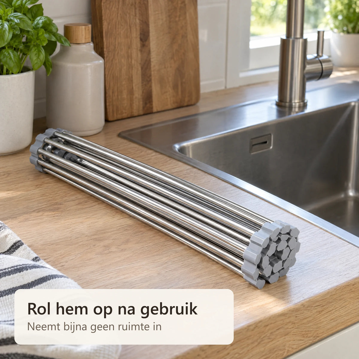 Het afdruiprek opgerold op het aanrecht