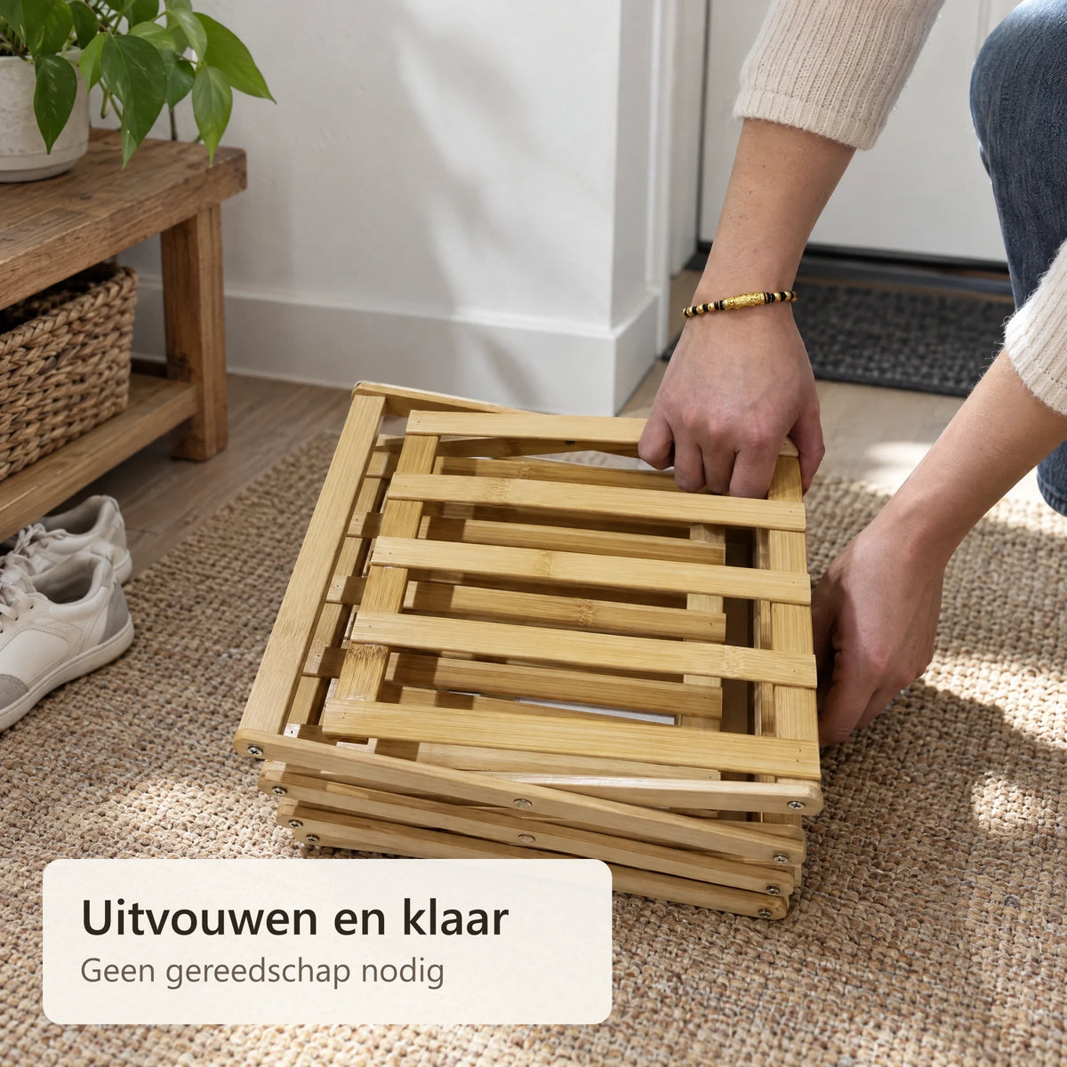 Het opgevouwen bamboe schoenenrek wordt uitgevouwen