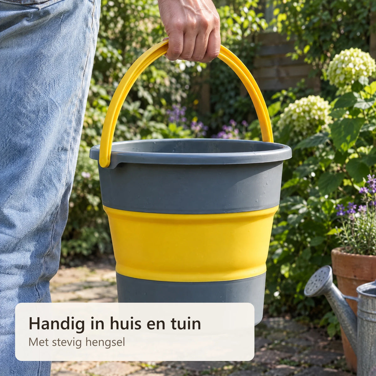 De emmer wordt aan het hengsel door de tuin gedragen