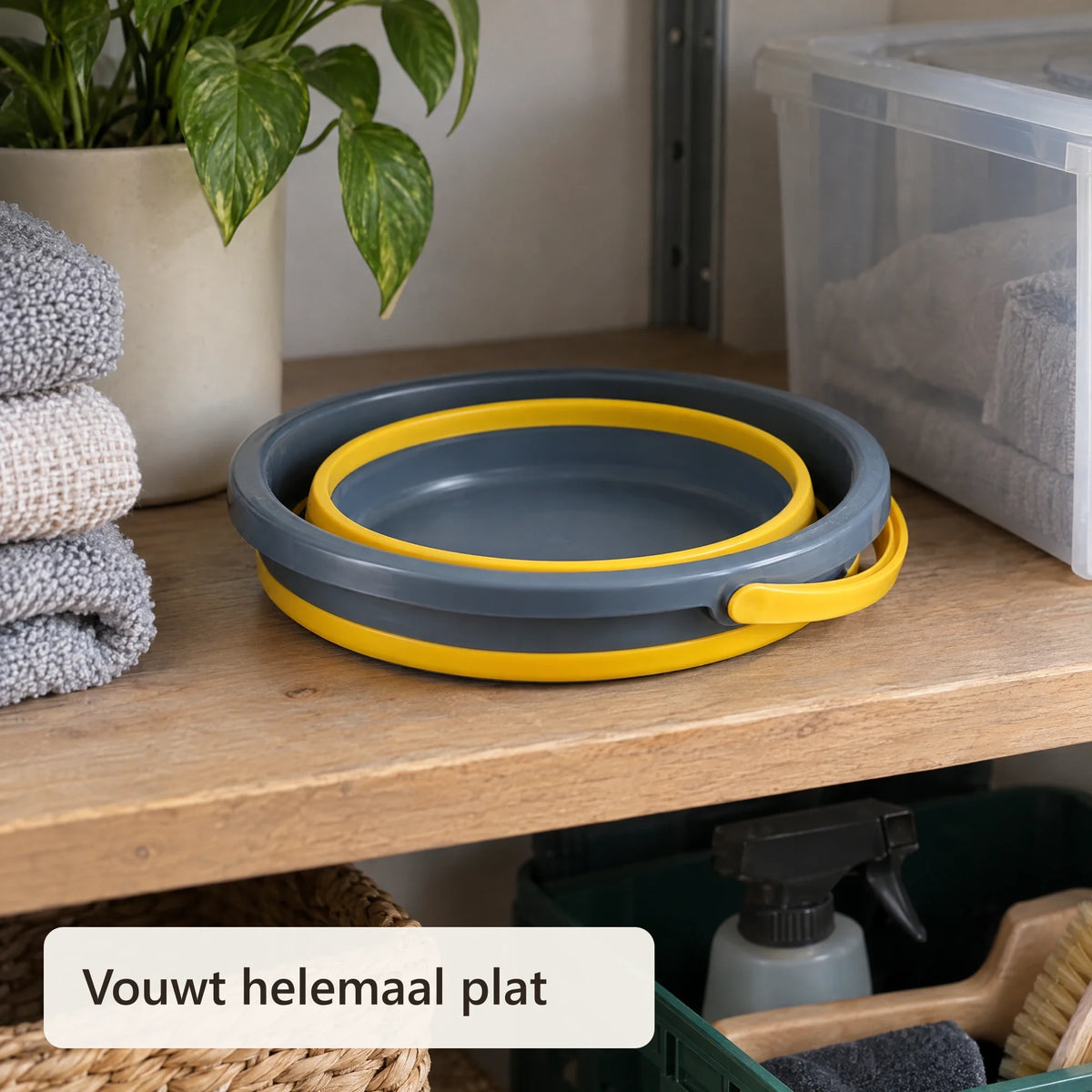 De opgevouwen emmer plat op een plank