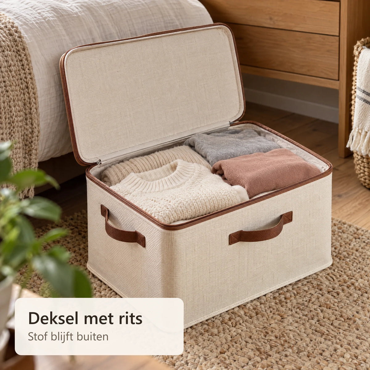 Half geopende rits met opgevouwen kleding in de box
