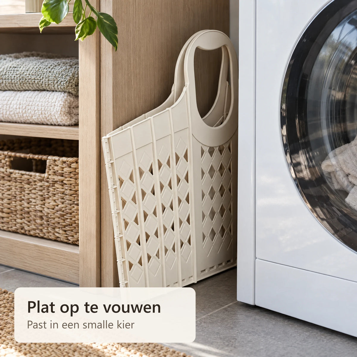 De wasmand plat opgevouwen naast de wasmachine