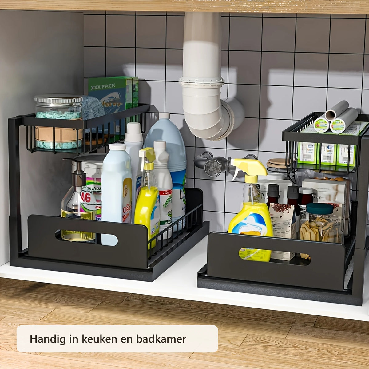 Twee zwarte organizers naast de afvoer in een kast