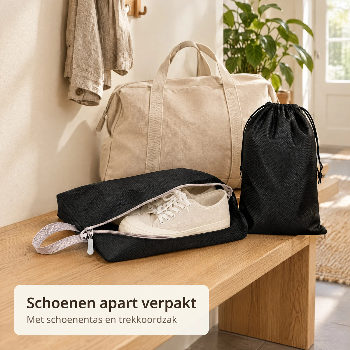 Zwarte schoenentas met sneakers en zwarte zak met trekkoord uit de packing cubes set op een bankje in de hal