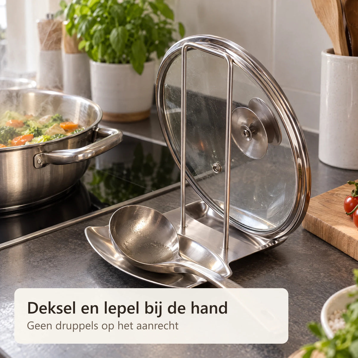 Pannendekselhouder naast het fornuis met deksel en soeplepel
