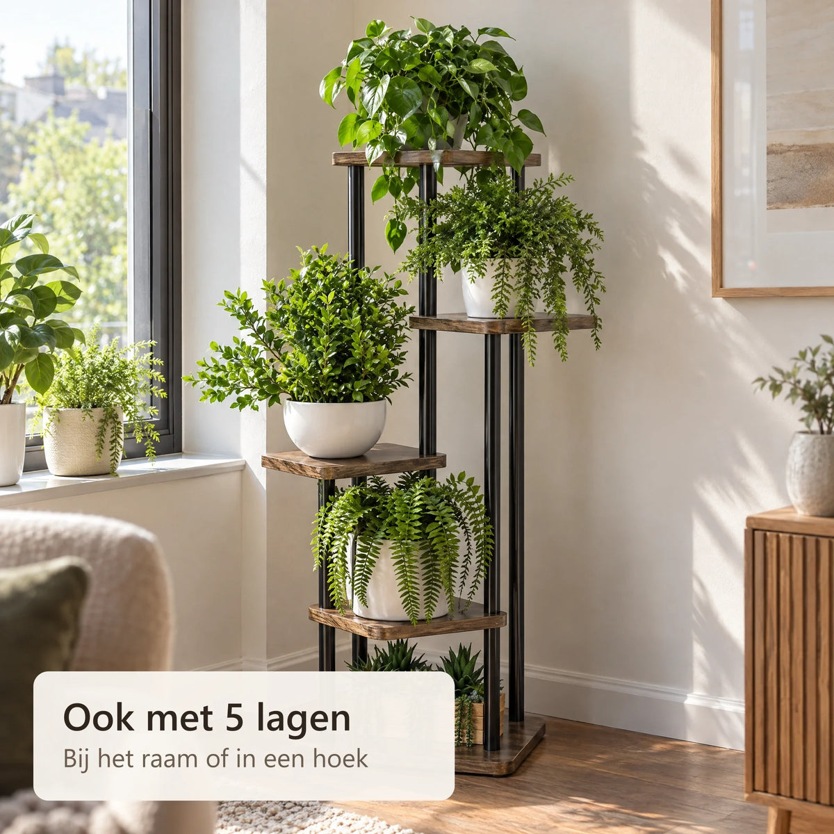 Zwarte plantenstandaard met 5 lagen bij het raam