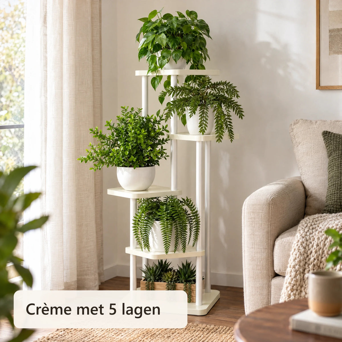 Crèmekleurige plantenstandaard met 5 lagen naast de bank