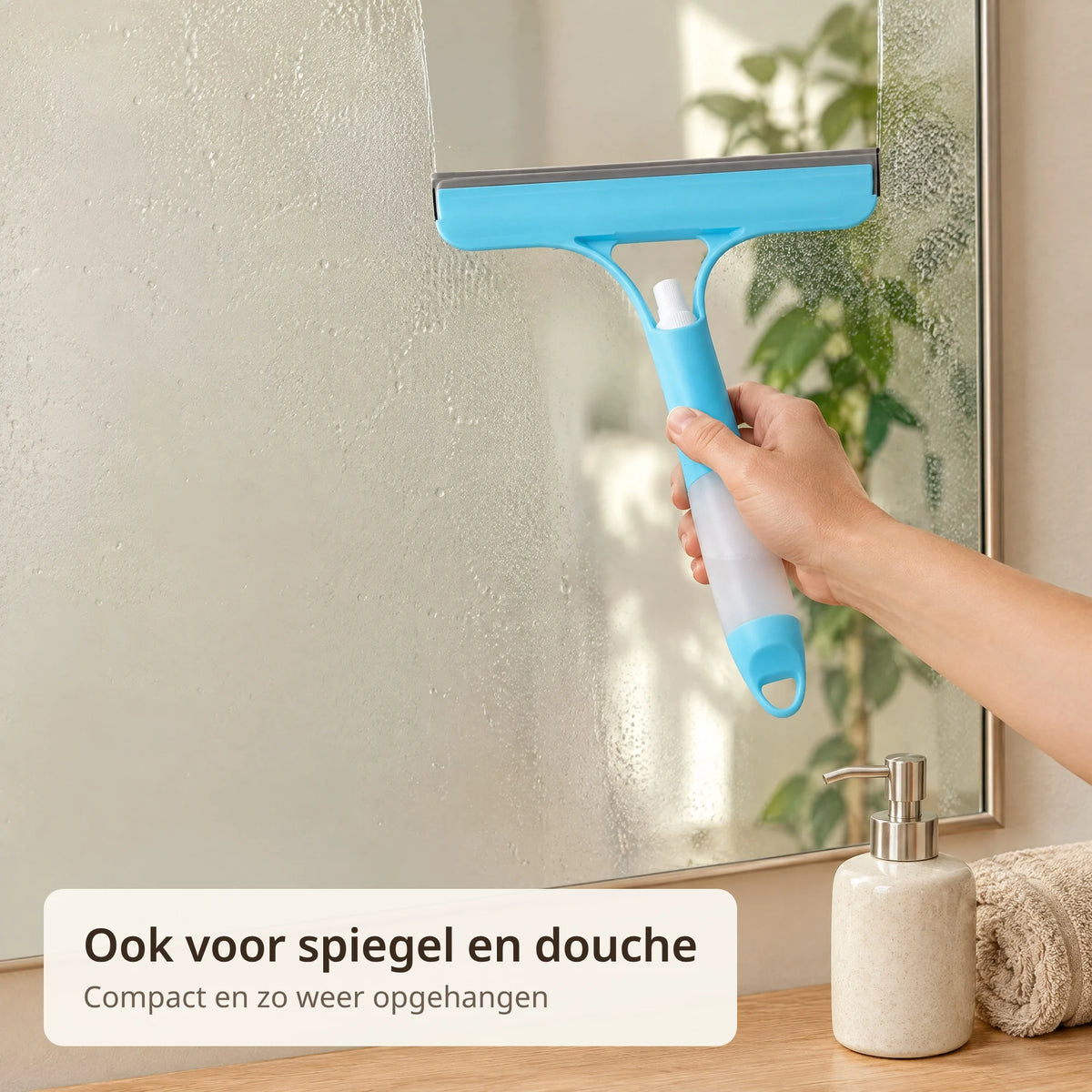 Raamwisser met sproeier trekt een beslagen badkamerspiegel schoon