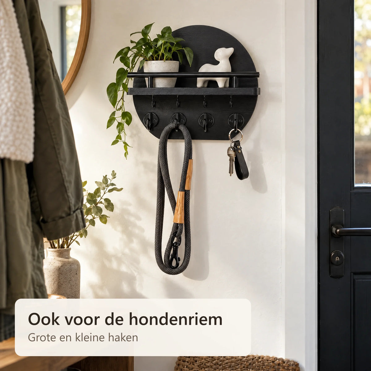 Rond sleutelrek met hondenriem en sleutels in de hal