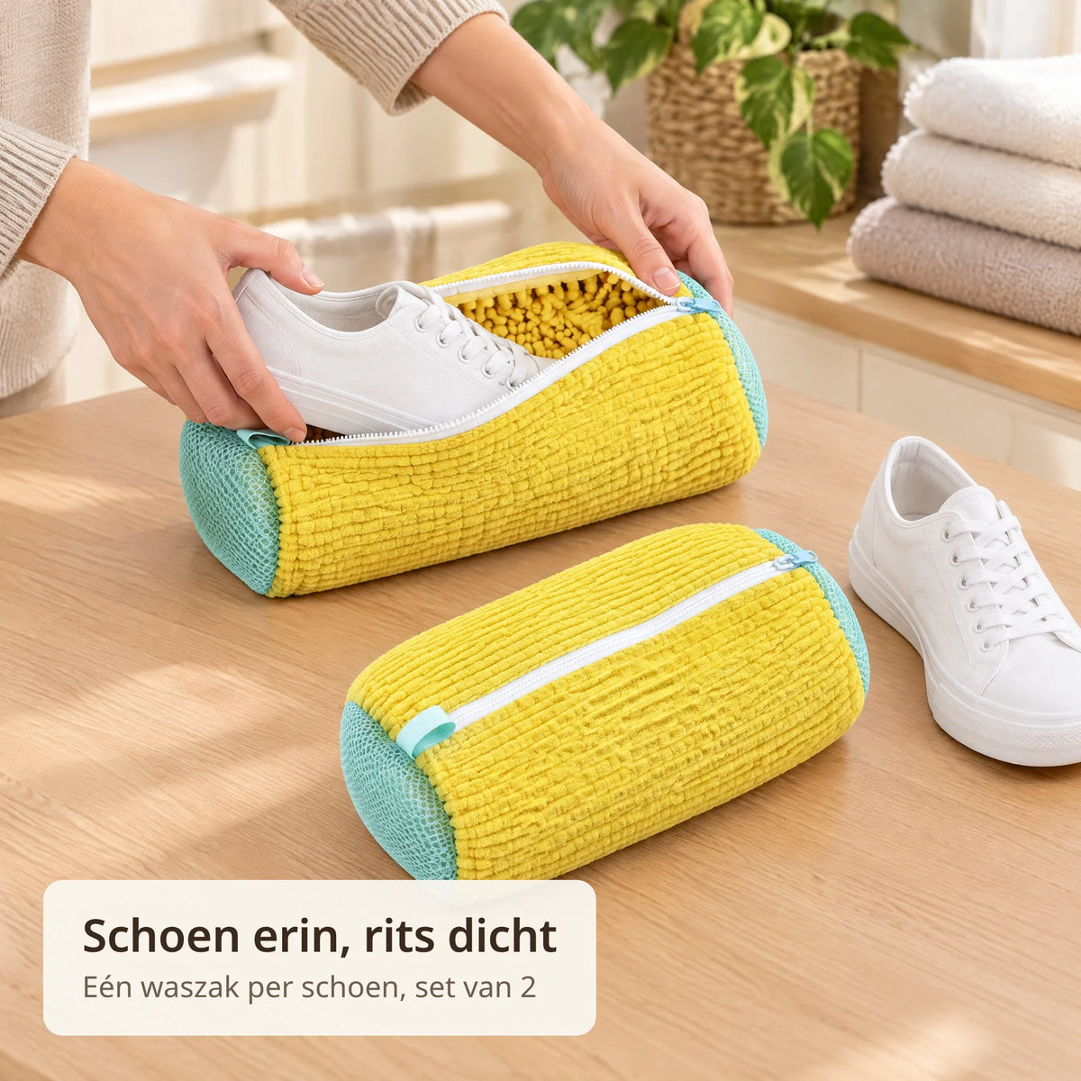 Handen schuiven een witte canvas sneaker in de gele schoenen waszak met pluizige binnenkant