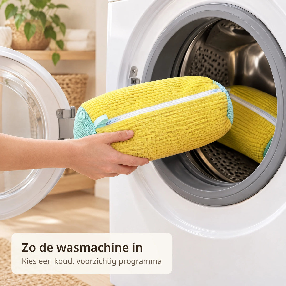 Hand legt een dichtgeritste gele schoenen waszak in de trommel van de wasmachine