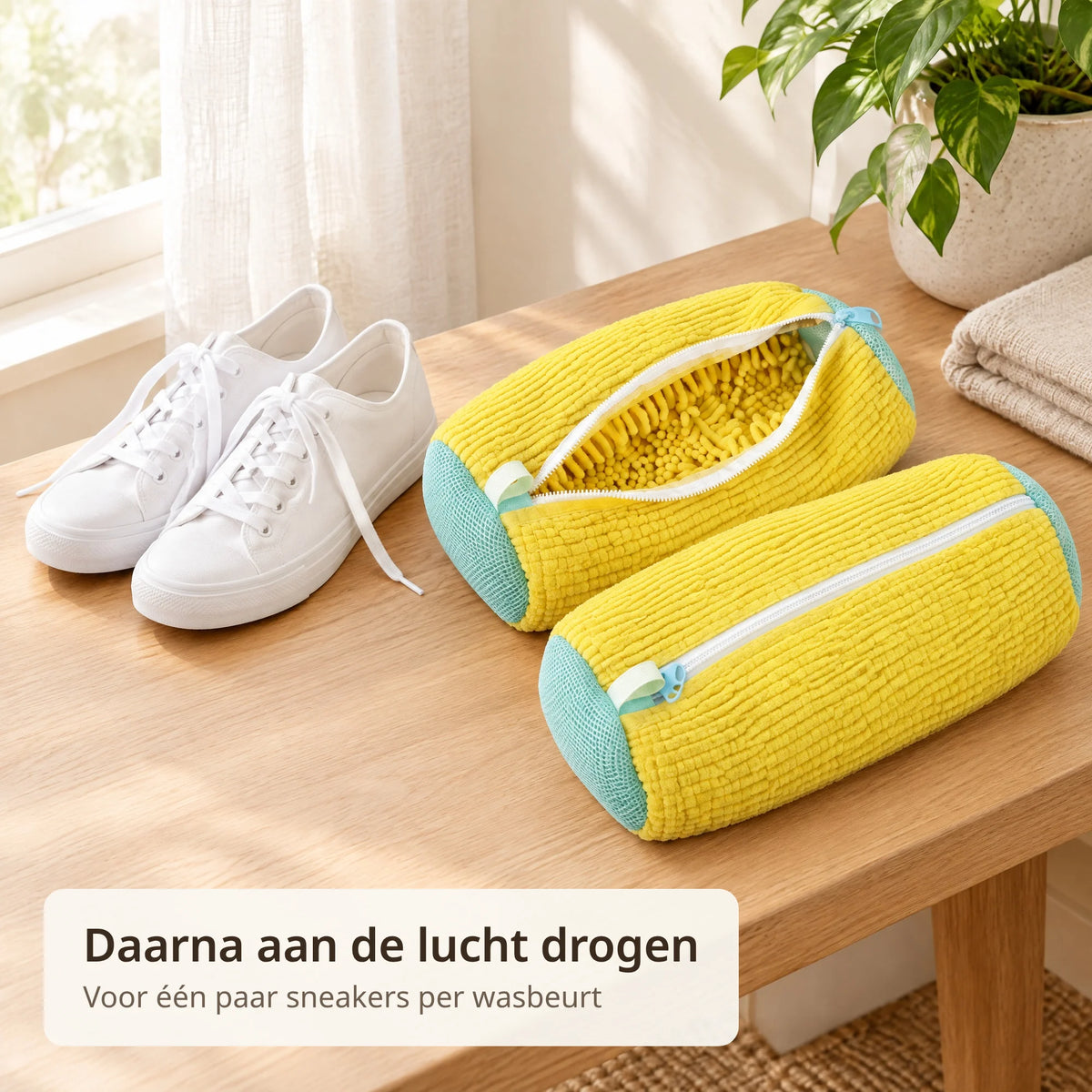 Witte sneakers drogen naast twee gele schoenen waszakken op een houten bank bij het raam