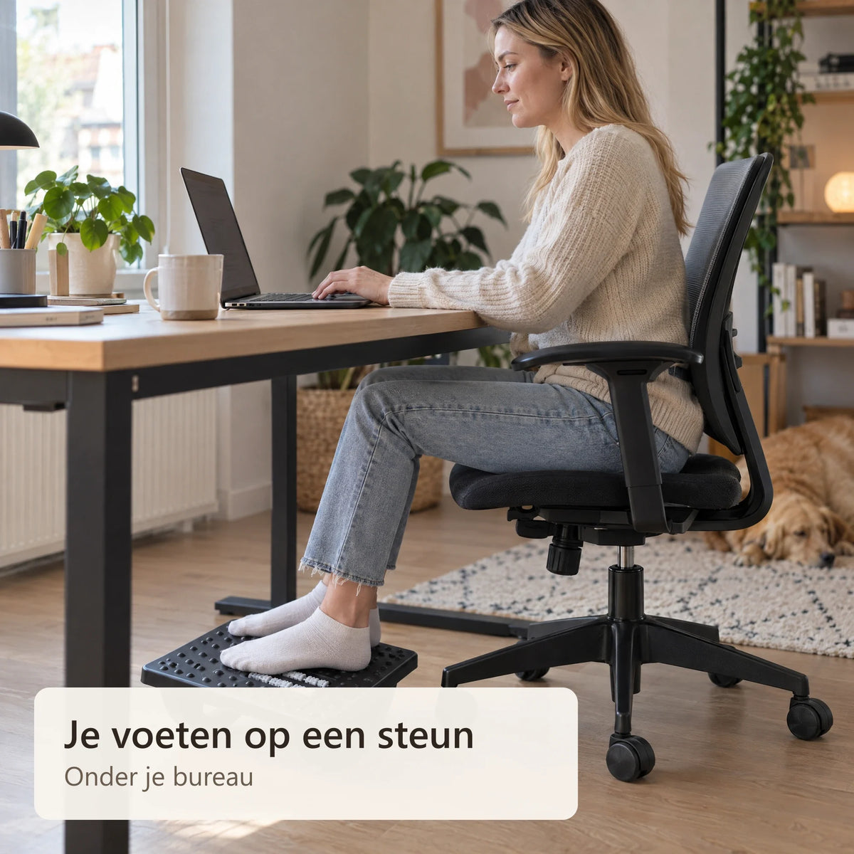 Vrouw aan het bureau met haar voeten op de voetensteun