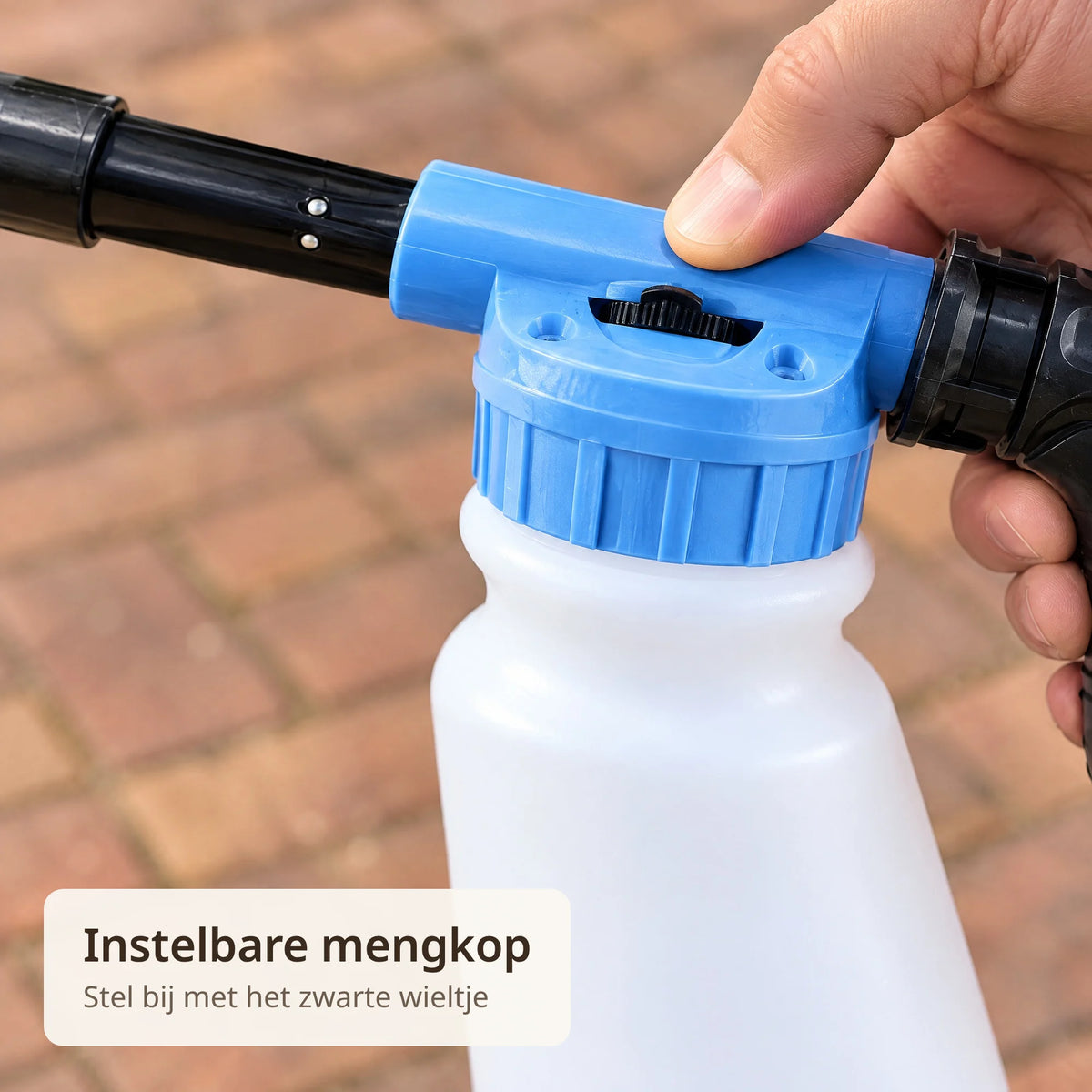 Close-up van de blauwe mengkop van de foam gun met het zwarte instelwieltje