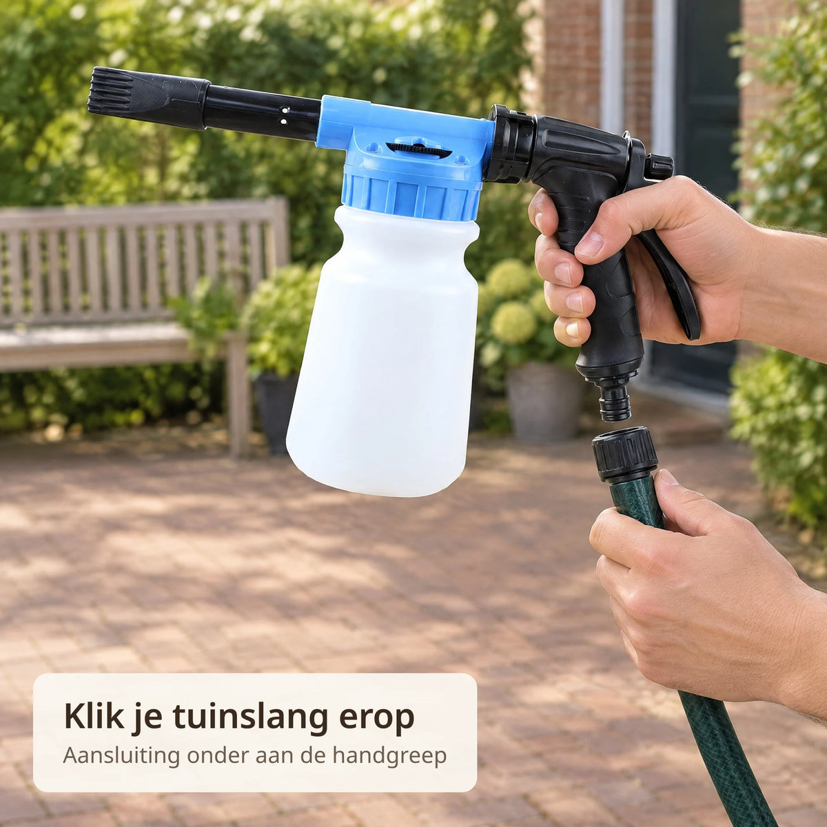 Tuinslang met klikkoppeling wordt op de aansluiting onder aan de handgreep van het schuimpistool geklikt