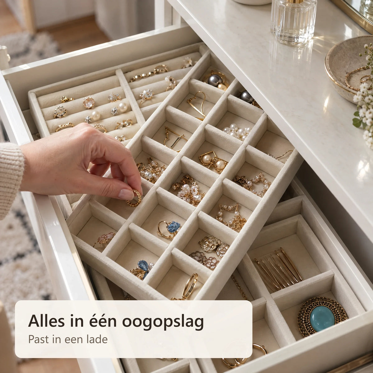 Een ring wordt uit een fluwelen tray in de lade gepakt