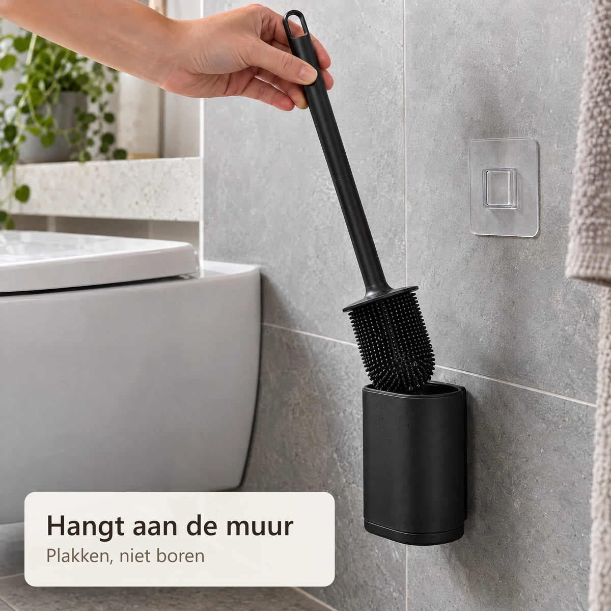De toiletborstel wordt uit de wandhouder gepakt