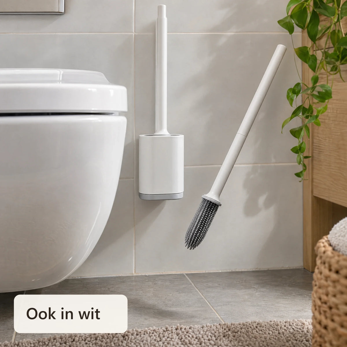 Witte siliconen toiletborstel in een wandhouder