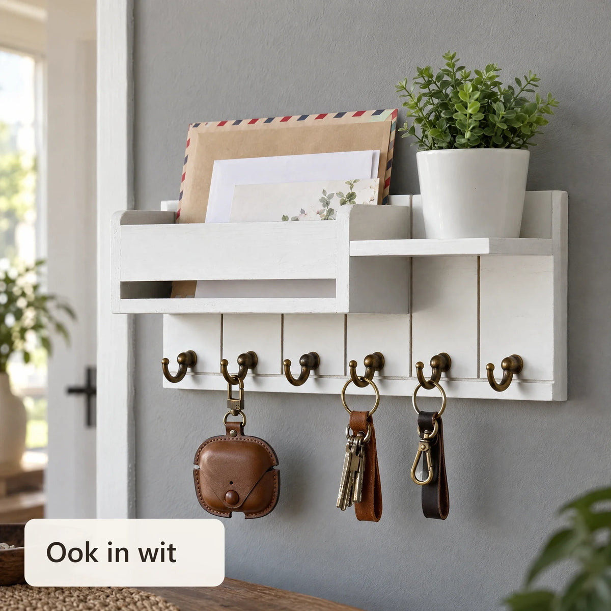 Wit sleutelrek met sleutels en post