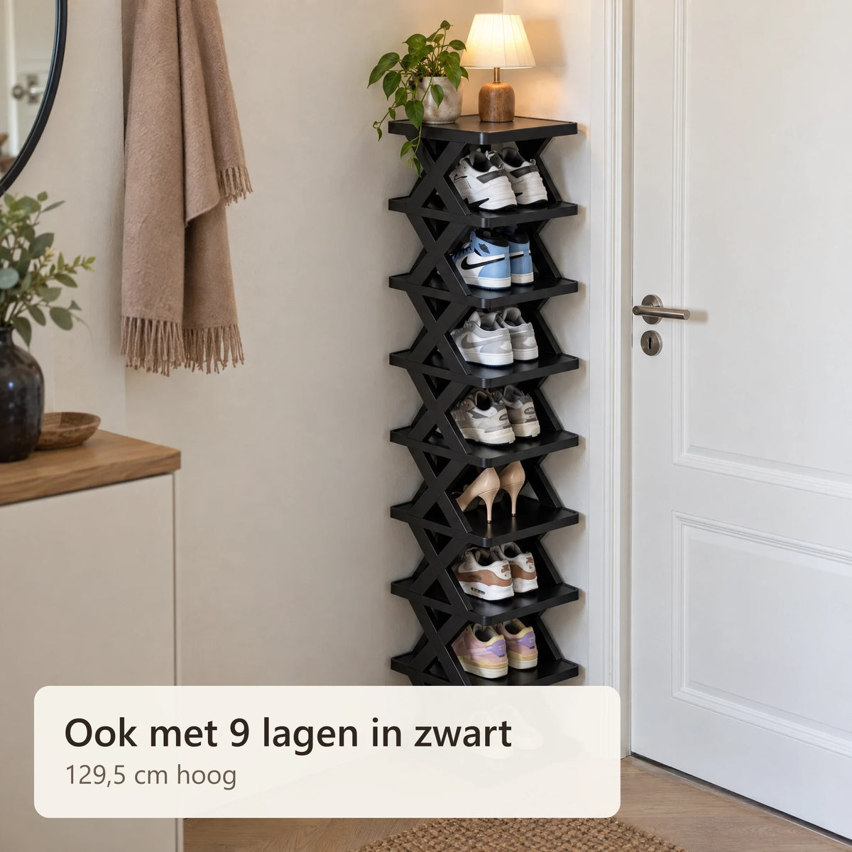 Zwart schoenenrek met 9 lagen naast een deur