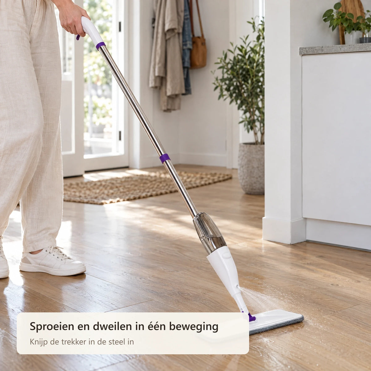 Spraymop sproeit een fijne nevel op een houten vloer tijdens het dweilen