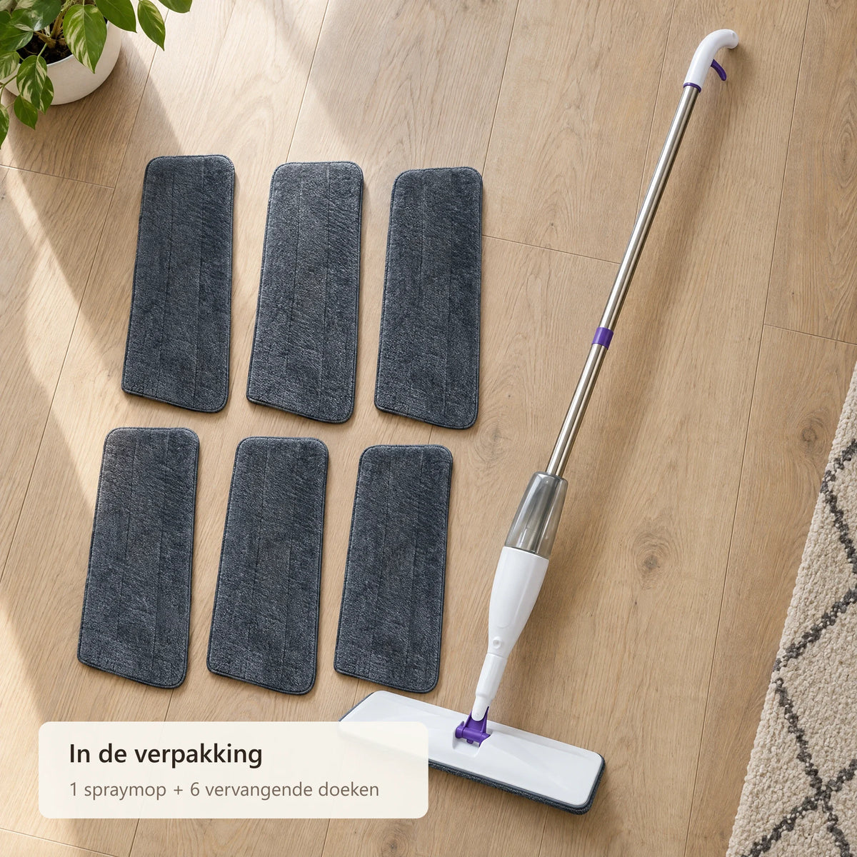 Spraymop met zes grijze vervangende doeken op een houten vloer