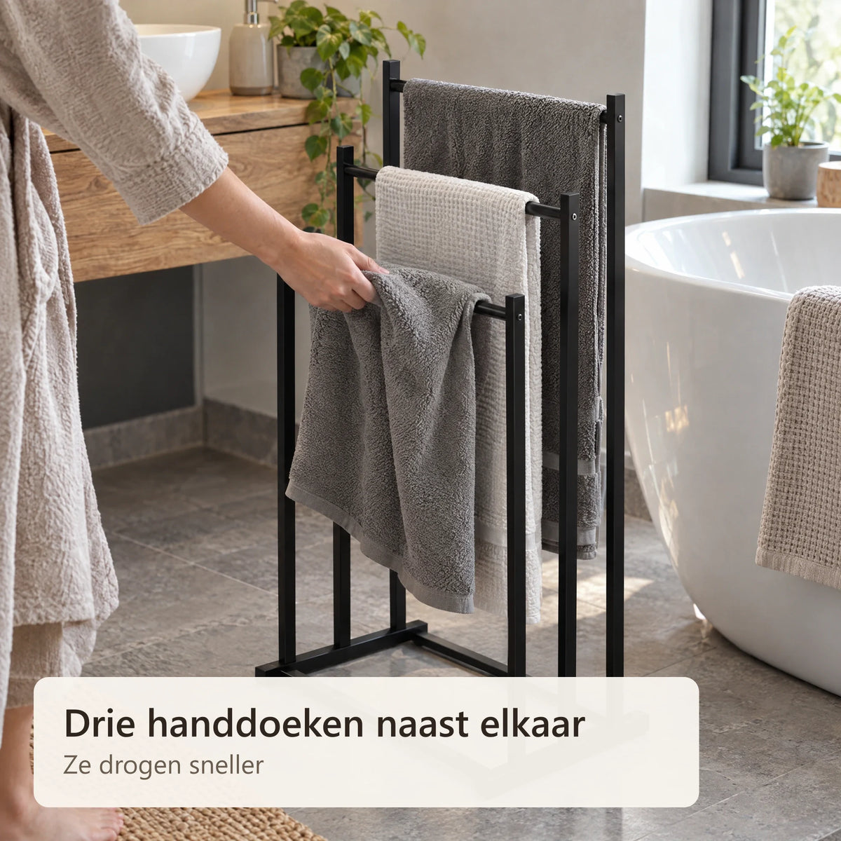Een handdoek wordt van het handdoekrek gepakt