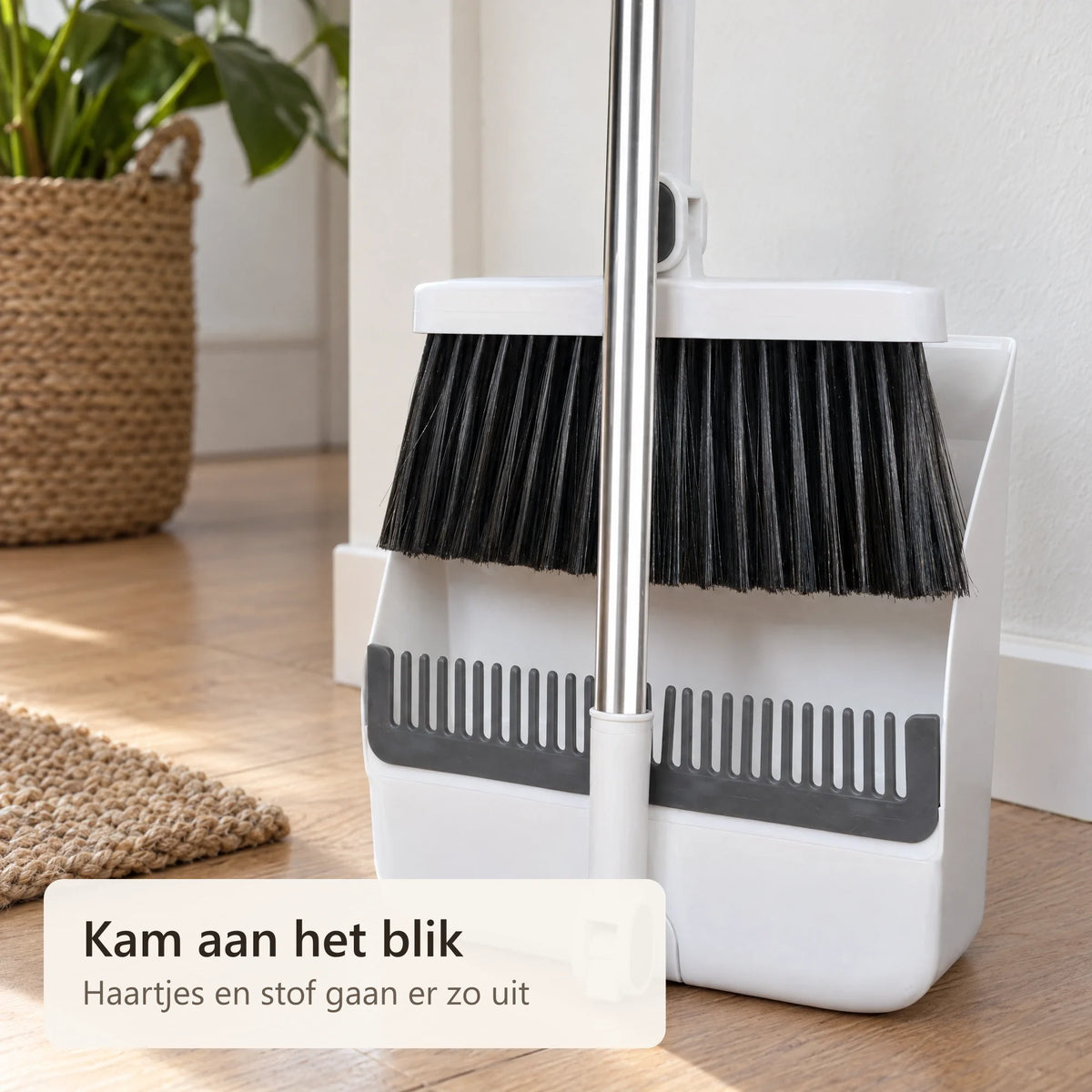 Close-up van de kam aan het blik en de haren van de veger