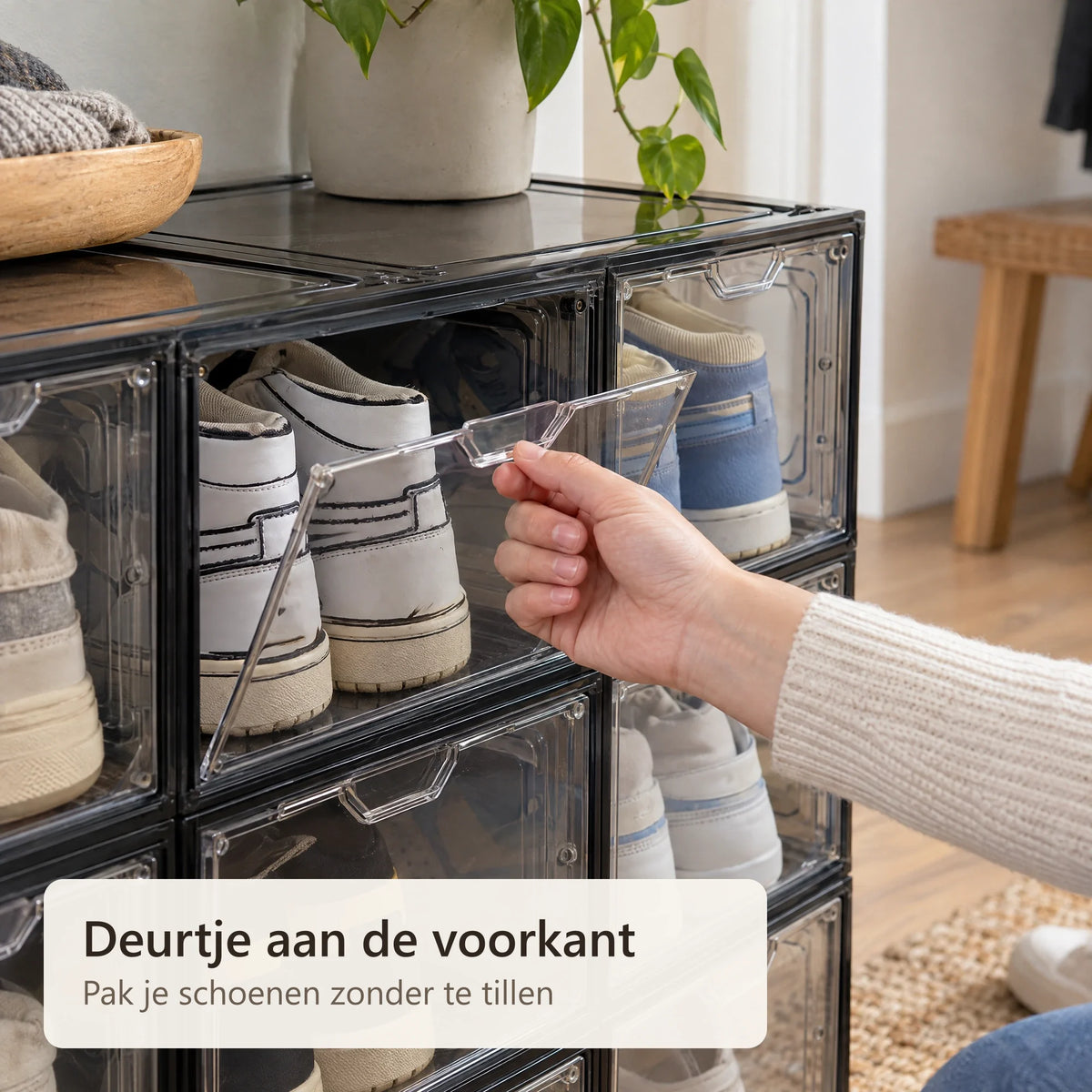 Het deurtje van een schoenendoos wordt geopend