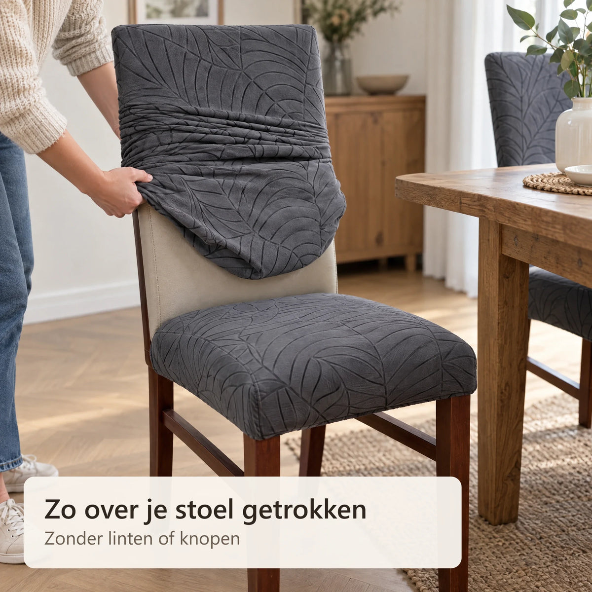 Een stoelhoes wordt over de rugleuning getrokken