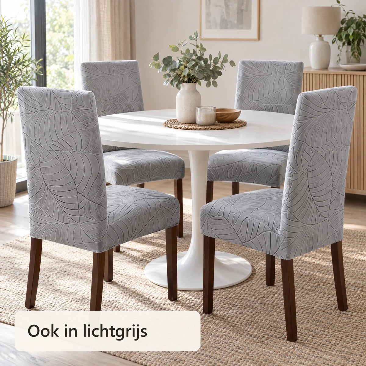 Eetkamerstoelen met lichtgrijze stretch hoezen