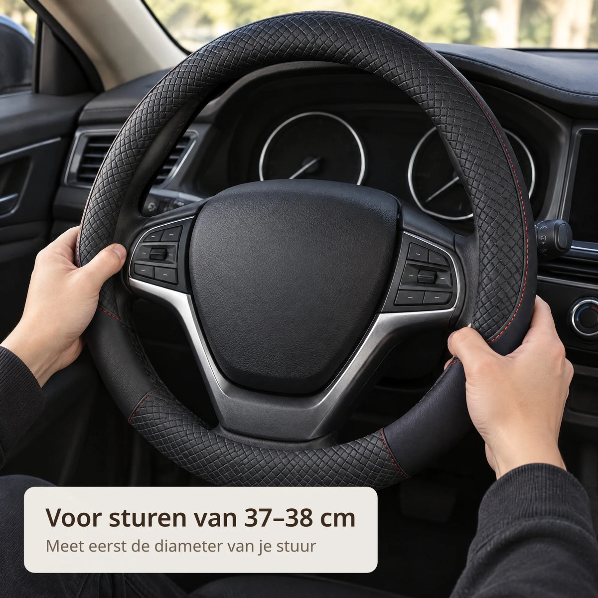 Bestuurder houdt een stuur vast met de zwarte stuurhoes voor sturen van 37–38 cm
