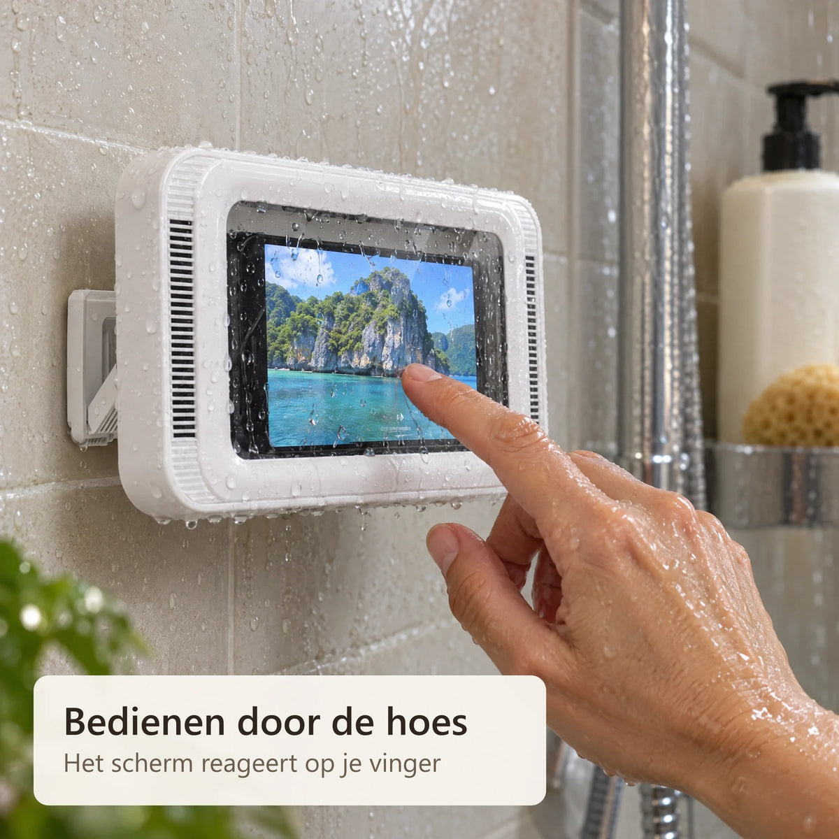 Een natte hand bedient het scherm door de hoes heen