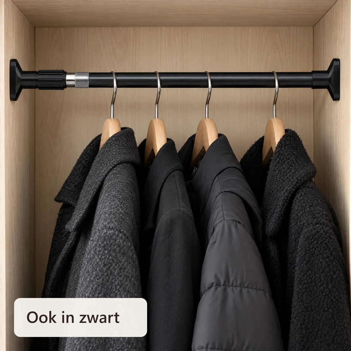 Zwarte klemstang in een kastnis met jassen