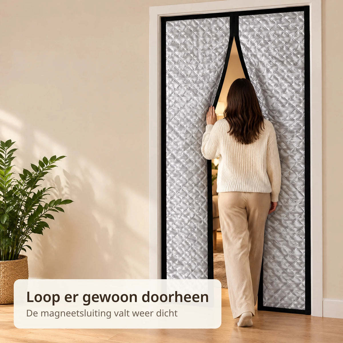 Vrouw loopt door de magneetsluiting in het midden van het thermische deurgordijn