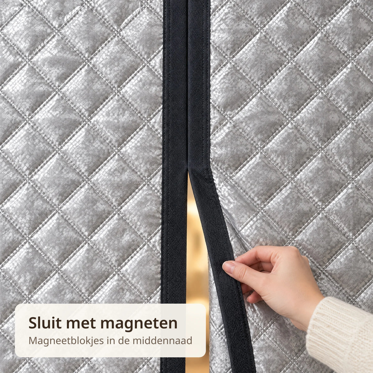 Close-up van de magneetsluiting in de zwarte middennaad van het doorgestikte deurgordijn