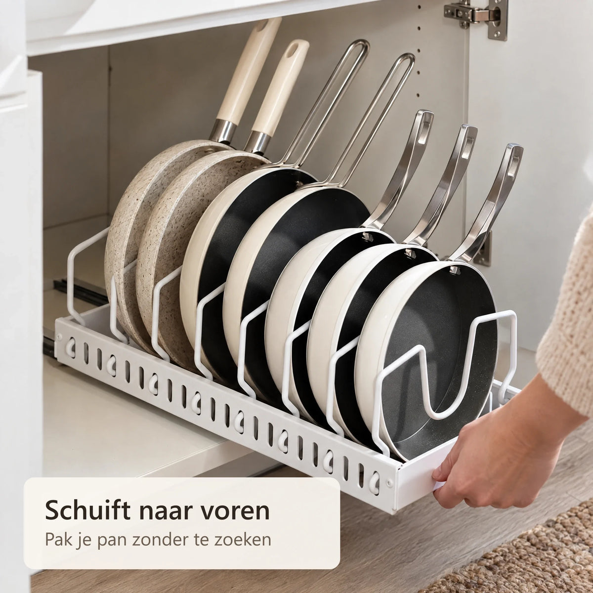 Het pannenrek wordt uit de kast geschoven